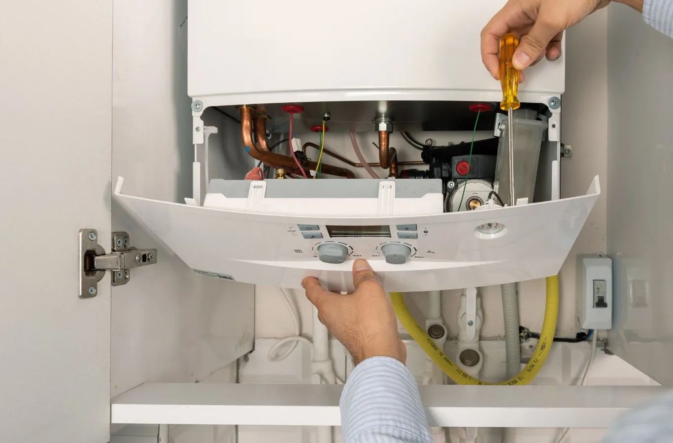 Benefits of Gas Boiler Installation in Lochgelly by MPH Boilers An expert from MPH Boilers installing a high-efficiency gas boiler, enhancing home comfort in Lochgelly.